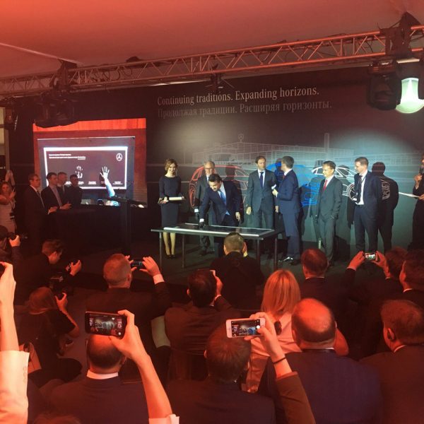 Воробьев и Мантуров заложили первый камень завода Mercedes-Benz в Подмосковье