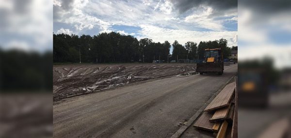 
			
												
				Из-за проливных дождей на 10 дней сдвинулся график обустройства газона на стадионе «Металлург»