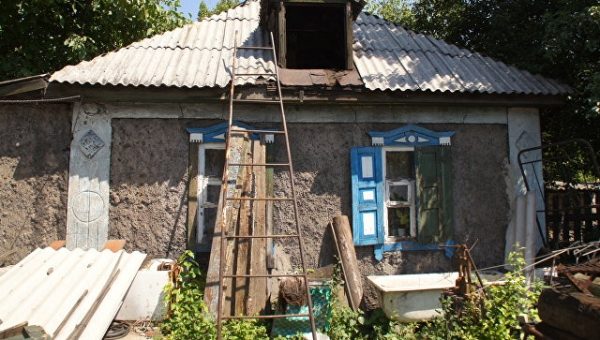 В ЛНР при обстреле силовиков в жилой дом попала мина
