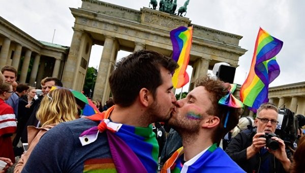 ЛГБТ-активисты создали “армию” для борьбы с ИГ*, сообщил Newsweek