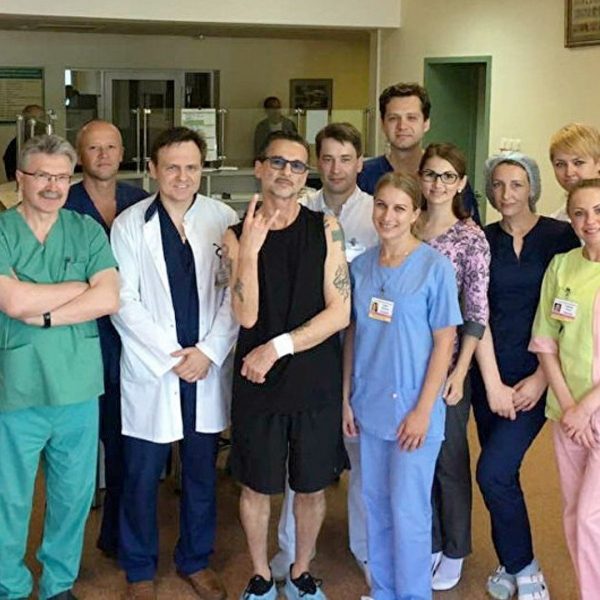 ФОТО: Солист Depeche Mode в минской больнице