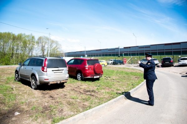 Областной Госадмтехнадзор выписал штрафы на 368 тыс. рублей за парковки на газонах за неделю