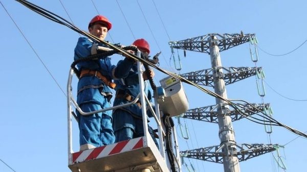 Почти все повреждения электросетей после усиления ветра восстановили в Подмосковье – Минэнерго