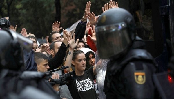 Мадрид обвинил каталонскую полицию в политической пристрастности