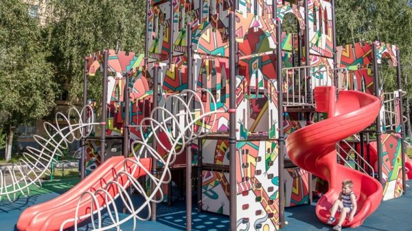 Новую детскую площадку открыли в Пушкине