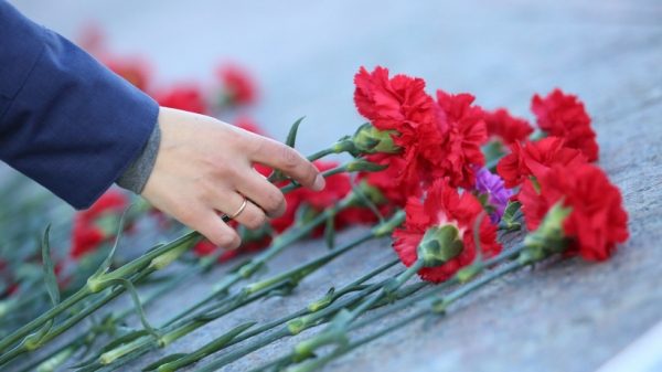 Школьники возложили цветы к памятнику подольским курсантам