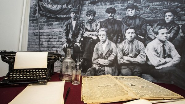 Выставка в честь 100-летия Октябрьской революции открылась в Мособлдуме