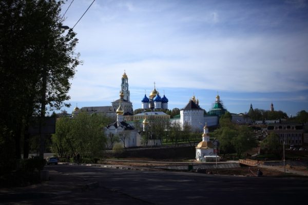 Андрей Воробьев присутствовал на освящении закладного камня центра слепоглухих в Сергиевом Посаде