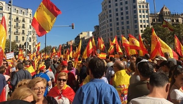 В Барселоне проходит митинг противников независимости Каталонии