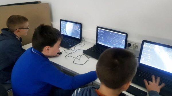 Школьники на базе «Изобретариума» в Реутове начали изучать теорию космического полета