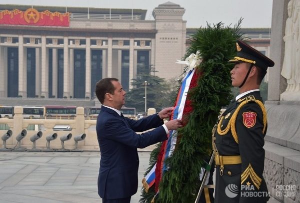 Медведев возложил венок к Памятнику народным героям в Пекине