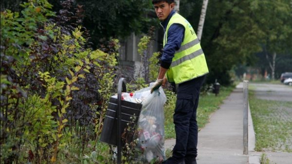 В Малаховке убрали мусор на улице после жалоб жителей на портал «Добродел»