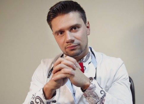 Врач и ведущий канала «Доктор» Константин Иванов о программе «Медицина будущего», мире софитов и молодых специалистах