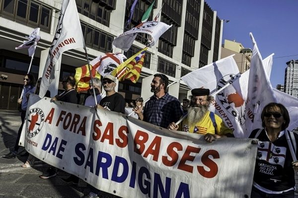 “НАТО, вон из Сардинии!”: в Кальяри прошла антивоенная демонстрация