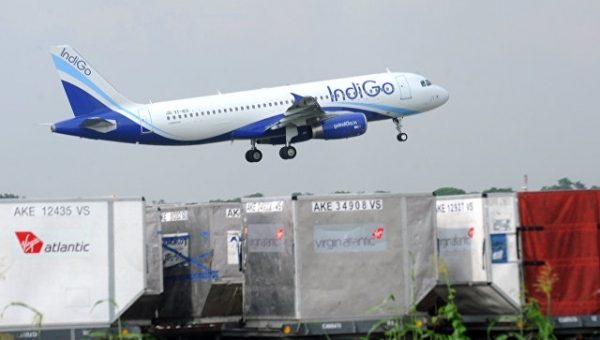 Самолет IndiGo экстренно сел в Дели из-за ложной тревоги