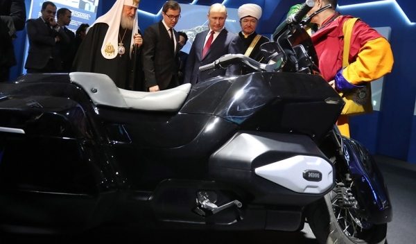 Мотоцикл проекта «Кортеж» представили Владимиру Путину