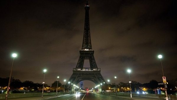 Эйфелева башня погасит подсветку в память о жертвах теракта в Египте