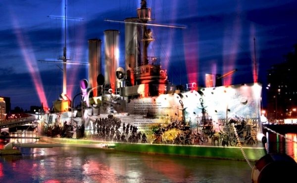В честь праздника: логотип Пятого канала украсил борт «Авроры»