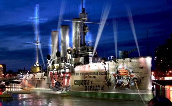 В честь праздника: логотип Пятого канала украсил борт «Авроры»