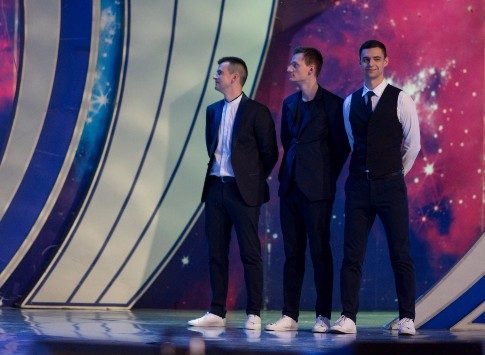 Две путевки – пять команд: сегодня в эфире Первого канала 1/2 финала КВН-2017