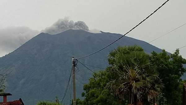 На Бали отменили рейсы из-за повторного извержения вулкана