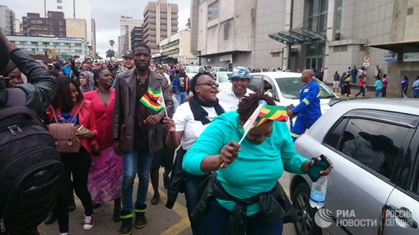 Военные Зимбабве остановили протестующих на подходе к резиденции президента