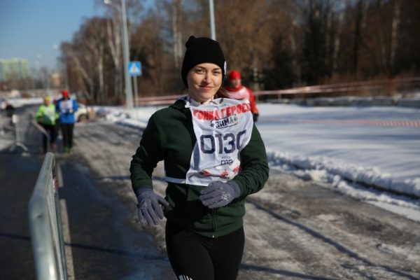 Молодожены преодолели полосу препятствий на забеге «Живу спортом» в Одинцове