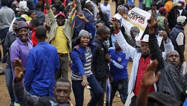 В Хараре проходит марш солидарности в поддержку действий армии Зимбабве