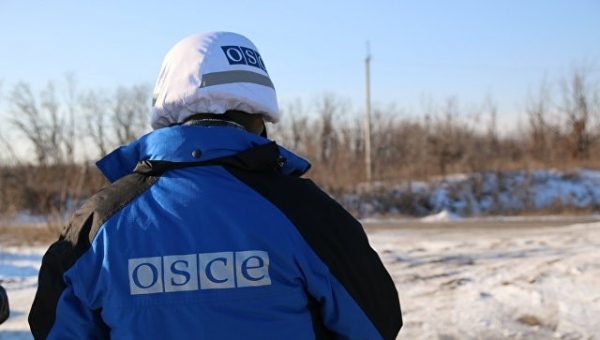 Наблюдатели ОБСЕ впервые зафиксировали знаки о минах на дороге близ Донецка