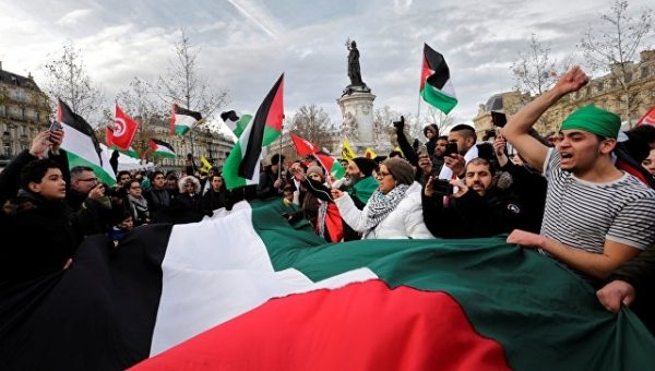 Противники решения США по Иерусалиму проводят акцию в Париже