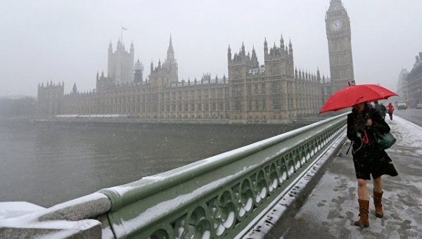 Аэропорты в Лондоне отменяют и задерживают рейсы из-за снегопадов