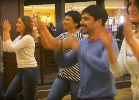 Держи ритм: герои сериала «Сальса» на Первом канале устроили танцы в торговом центре
