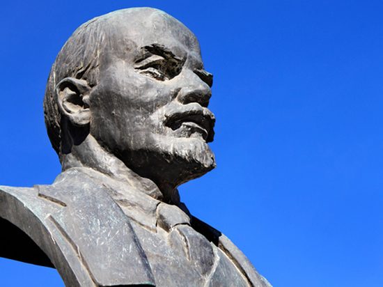 А Ленин-то незаконный: установка памятника вождю в Подмосковье завершилась скандалом
