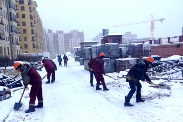 Работу на стройплощадках во время снегопада в Подмосковье взяли на особый контроль
