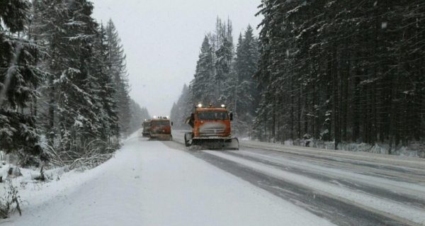 Дорожные службы региона перевели на усиленный режим работы из-за снегопада