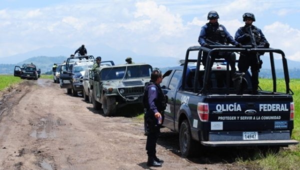 В Мексике обнаружили более 100 прятавшихся в трейлере нелегальных мигрантов