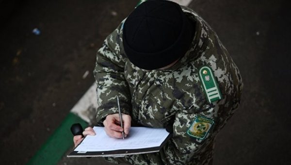 Украинские пограничники сообщили об обстреле своего пункта в Донбассе