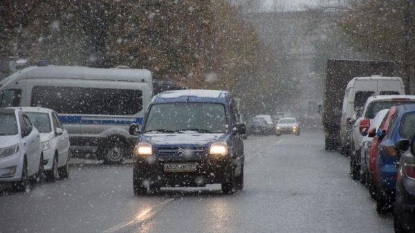 ГИБДД Подмосковья призывает водителей быть острожными во время снегопада на Рождество