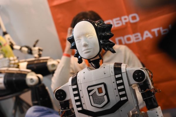 Свыше 60 роботов сразились в ходе открытых соревнований по робототехнике в Долгопрудном
