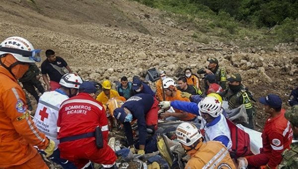 В Колумбии автобус сорвался в пропасть, 13 человек погибли