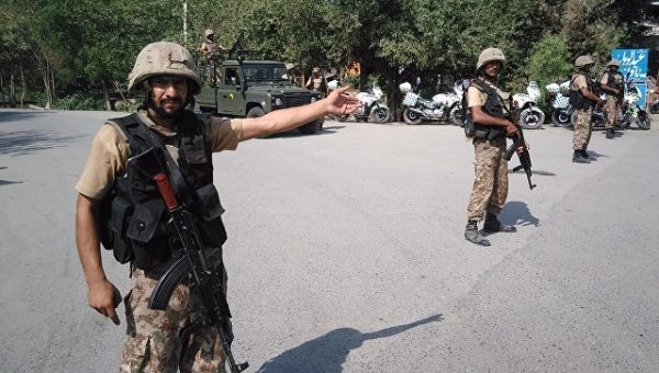 На севере Пакистана при взрыве в воинской части погибли не менее 11 человек