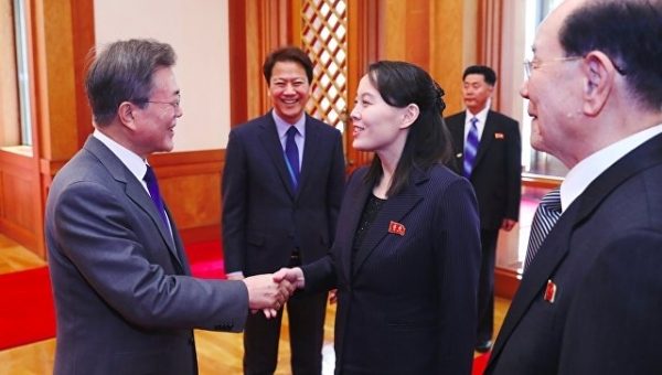 Президент Южной Кореи проинформировал Пенса о переговорах с делегацией КНДР