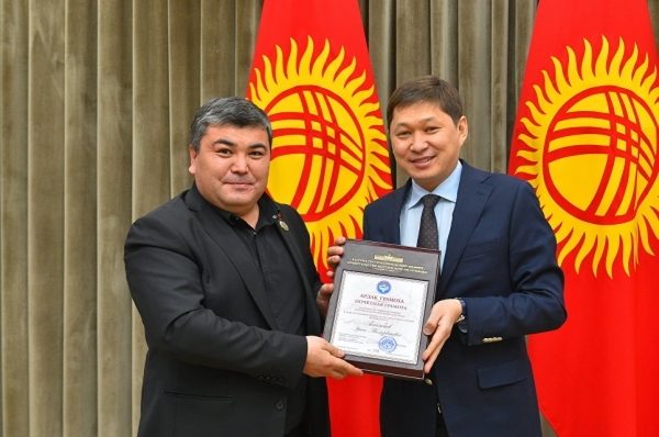 Премьер Киргизии наградил журналистов Sputnik за аудиопроект “Сынган кылыч”