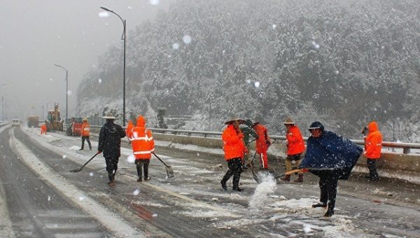 Сильные снегопады парализовали транспортную систему на севере Китая