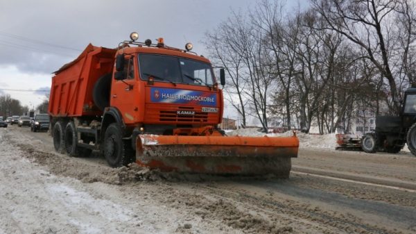Дорожные службы в Подмосковье работают в круглосуточном режиме из-за рекордного снегопада