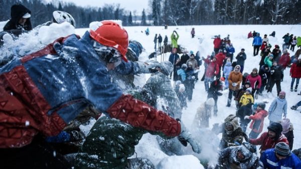 Жители Подольска сразились за снежную крепость на масленичных гуляниях в парке Талалихина