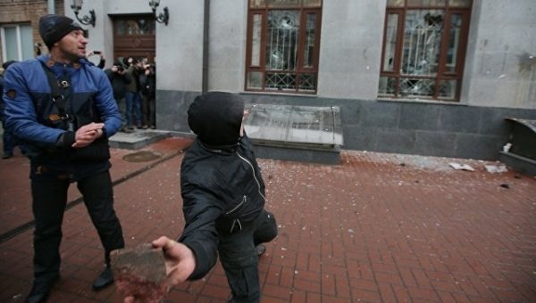 В Киеве радикалы забросали камнями и яйцами здание Россотрудничества
