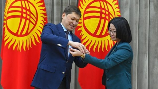 Премьер Киргизии наградил журналистов Sputnik за аудиопроект “Сынган кылыч”