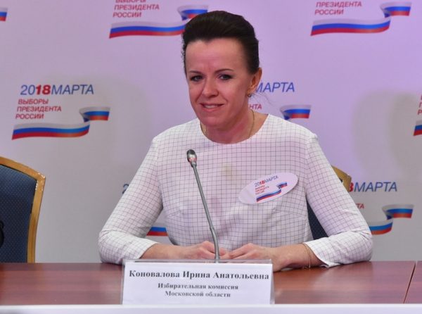 Губернатор Подмосковья пришел голосовать на выборах с женой и дочкой