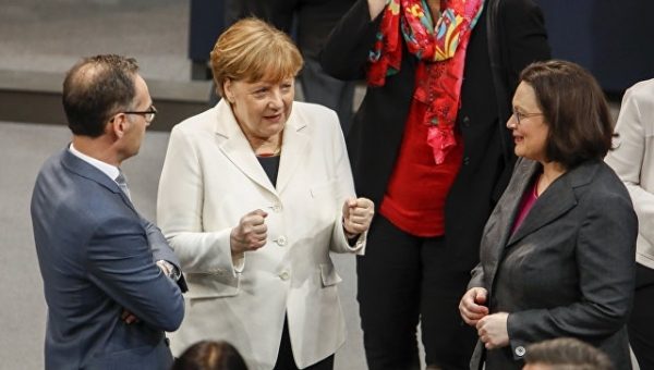 Первый визит после переизбрания канцлером ФРГ Меркель совершит в Париж